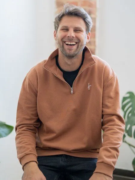 FUXBAU FUXBAU Männer fux Half Zip Sweater, Karamell, – Produktbild 4 von 4