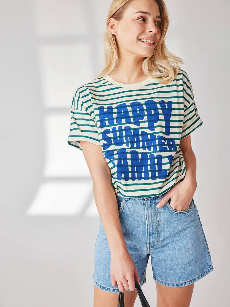 Vertbaudet Capsule Collection: Eltern T-Shirt HAPPY SUMMER FAMILY, Grün gestreift, – Produktbild 4 von 4
