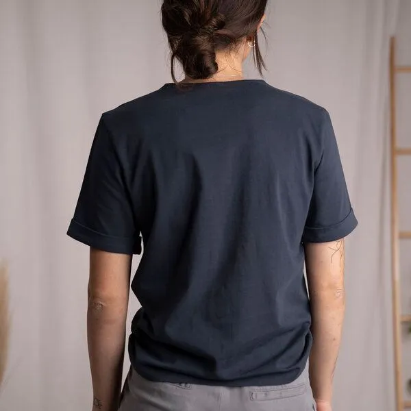 Vresh Clothing Vresh Clothing Josevine - Button T-Shirt aus Biobaumwolle, Blaubeere, – Produktbild 2 von 4