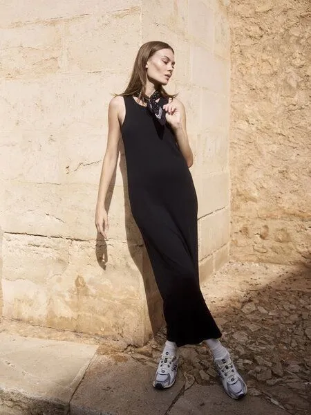 WOTE WOTE Midi Ripp Kleid aus Organic Cotton, Schwarz, – Produktbild 2 von 2