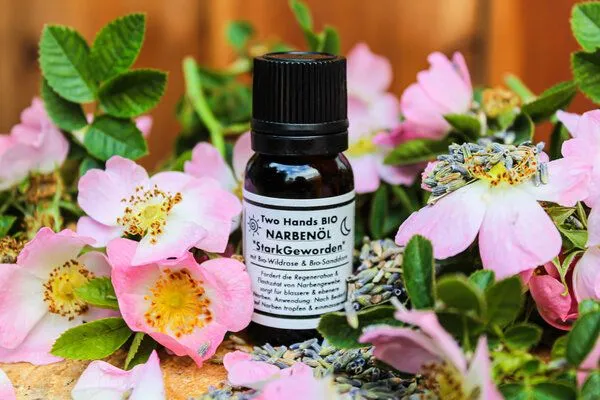 Two Hands BIO Two Hands BIO Narbenöl „StarkGeworden“ mit Bio-Wildrose & Bio-Sanddorn – Produktbild 2 von 2