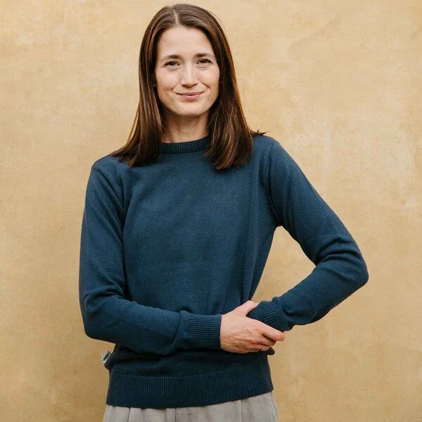 Vresh Clothing Vresh Clothing Vrenja, Klassischer Strickpullover aus Biobaumwolle, Blueberry, – Produktbild 4 von 4