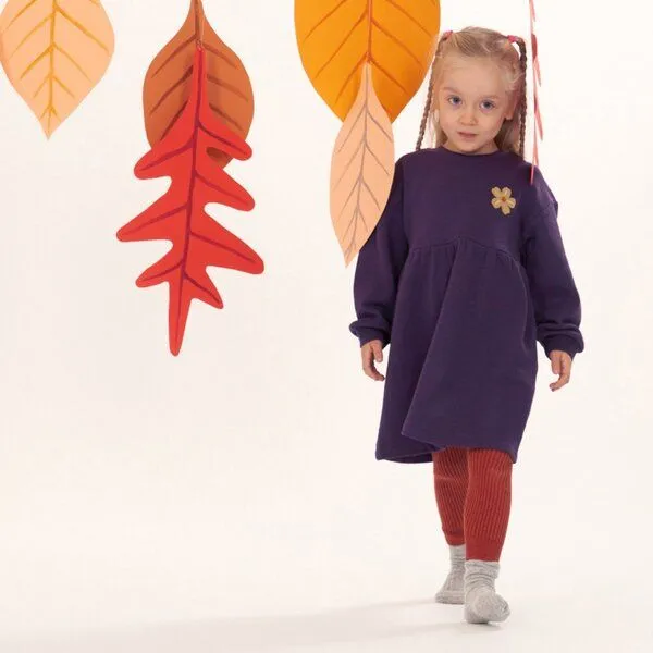 Sense Organics Sense Organics Mädchenkleid mit Blumenstickerei, Modell JASSIMA, Dunkle pflaume mit blume, – Produktbild 2 von 4