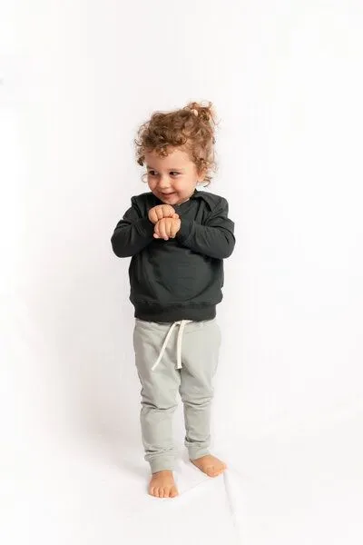 M23 M23 Kinder Jogginghose aus Biobaumwolle, Modell "Luke", Salbei, – Produktbild 2 von 3