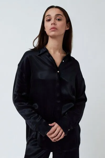 amt studio amt.studio "Hali Shirt" edle glänzende Tencel Bluse oversized mit versteckter Knopfleiste, Dunkelblau, – Produktbild 4 von 4