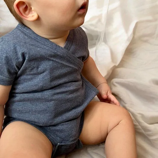 OrganicEra Baby S/S Kimono Body 'OrganicEra' aus Bio-Baumwolle, Indigo melange (blau), – Produktbild 2 von 4