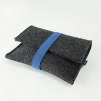matilda k manufaktur matilda k. manufaktur Minimalistischer Kabel Organizer aus Wollfilz 'otto' in 2 Größen | passend zu Laptophülle 'max', Anthrazit, – Produktbild 1 von 4