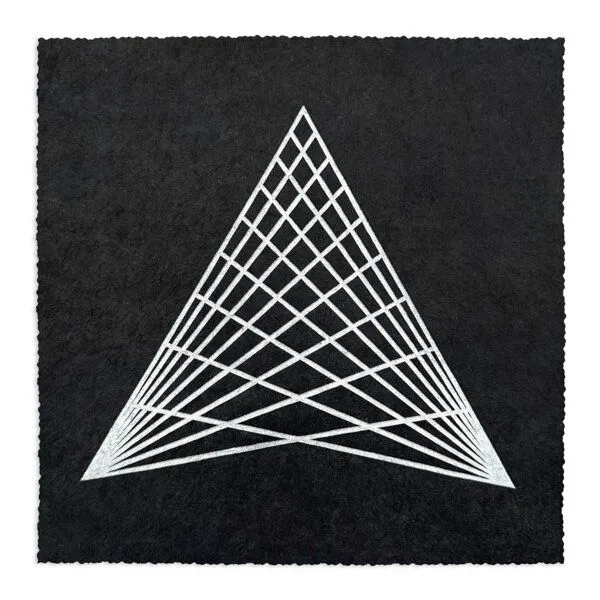 Veskor Cassiopeia Veskor Cassiopeia TRIANGULAR GRID Linoldruck | 22 × 22 cm | Silber auf Schwarz – Produktbild 1 von 4