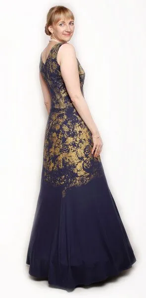 Peaces.bio - handbedruckte Biomode Peaces.bio - handbedruckte Biomode Abendkleid Golden Roses, Dunkelblau, – Produktbild 4 von 4