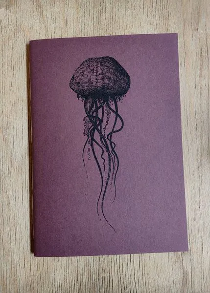 NanMa NanMa Handgebundenes Notizbuch „Qualle“ – In Österreich bedrucktes Skizzenbuch für Zeichnen und Journaling, Rot, – Produktbild 4 von 4