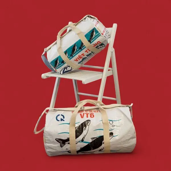 REFISHED fair fashion REFISHED fair fashion Tasche 'SPORTY BAG' - upcycelte Fischfuttersäcke, #fish blau-aqua, – Produktbild 1 von 2