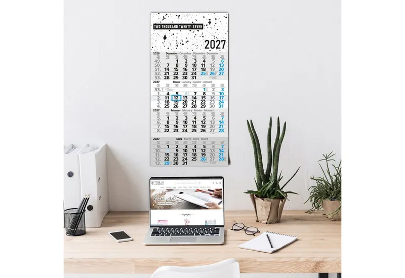 TOBJA Wandkalender 4 Monatskalender 2027 Design Splatter blauer Schieber 30x59 FSC, Design Splatter, blauer Datumsschieber, 4-sprachig, FSC, 30x59 cm – Produktbild 5 von 5