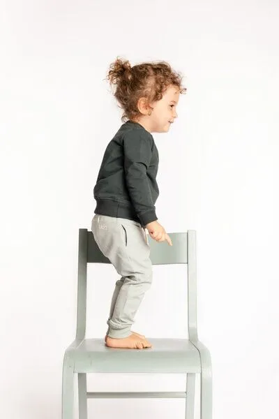 M23 M23 Kinder Sweater aus Biobaumwolle, Modell "Charlie", Olivgrün, – Produktbild 3 von 4