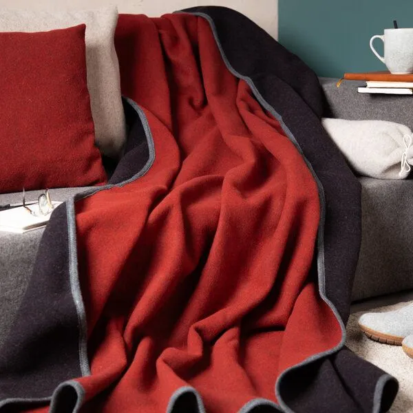 nahtur-design nahtur-design Lodendecke | Warme Wolldecke | Kuscheldecke aus 100% Schurwolle, Rot/schwarz (rot), – Produktbild 1 von 4