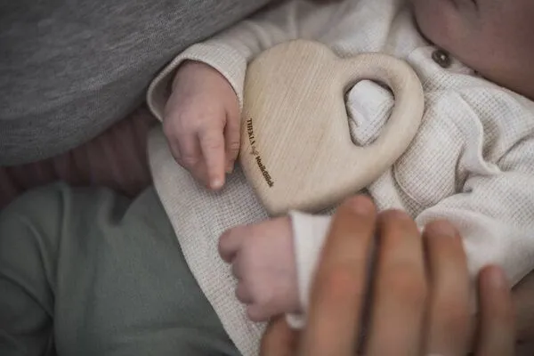 MusikGlück MusikGlück Baby Rasselgreifling ‚Äúherznah‚Äù | Baby Rassel | Holz – Produktbild 3 von 4