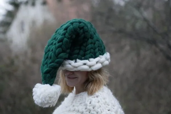 PANAPUFA PANAPUFA Handgestrickte Chunky Weihnachtsmannmütze 100% Wolle, Pine grün, – Produktbild 2 von 2