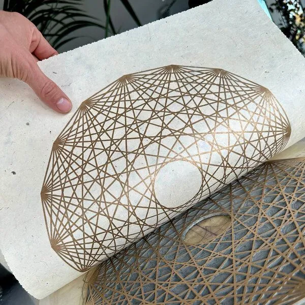 Veskor Cassiopeia Veskor Cassiopeia 8-ORTHOPLEX OCTACROSS Heilige Geometrie Linoldruck | 40 x 40 cm | Gold auf Naturweiß – Produktbild 2 von 4