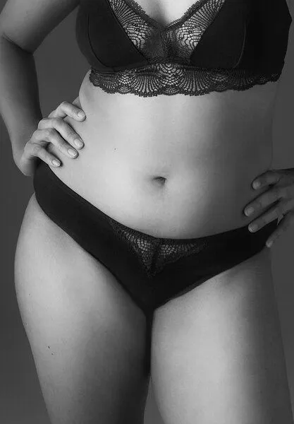 Lovjoi Lovjoi Slip BABIANA aus Biobaumwolle und regenerierter Spitze, Black (schwarz), – Produktbild 2 von 4