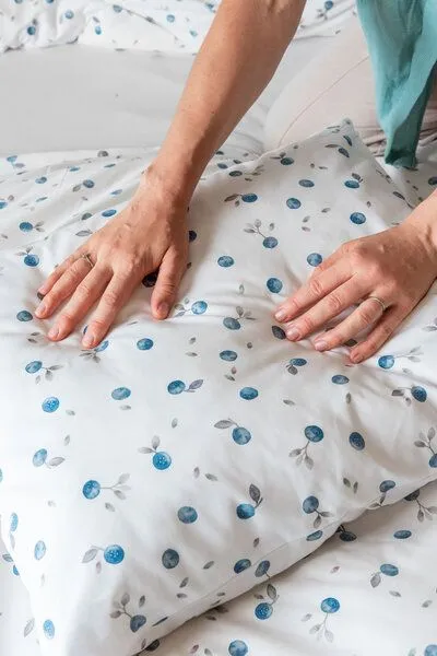 Lesen - Design-Bettwäsche Lesen - Design-Bettwäsche Nachhaltiges Bettwäsche-Set aus 100% Popeline - Wildheidelbeeren – Produktbild 3 von 4