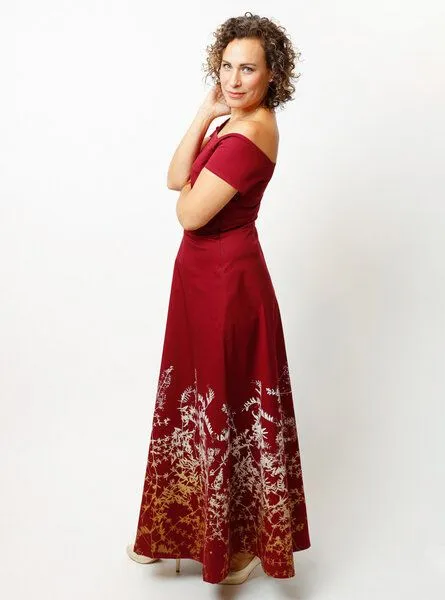 Peaces.bio - handbedruckte Biomode Peaces.bio - handbedruckte Biomode Abendkleid Rankenzauber in Beere – Produktbild 4 von 4