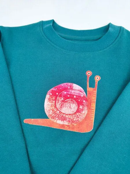 MelaDi Meladi Kinder Sweater aus Biobaumwolle - Schnecke auf Forrest Green, Natural white, – Produktbild 2 von 6