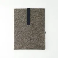 matilda k manufaktur matilda k. manufaktur Minimalistische Laptophülle aus Wollfilz 'max' mit Einsteckfach | für MacBook |Air| Pro 13|14|15|16 Zoll, Braun-schwarz, – Produktbild 1 von 1