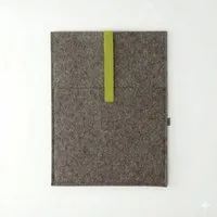 matilda k manufaktur matilda k. manufaktur Minimalistische Laptophülle aus Wollfilz 'max' mit Einsteckfach | für MacBook |Air| Pro 13|14|15|16 Zoll, Braun-pistazie, – Produktbild 1 von 1