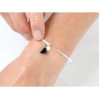 renna deluxe renna deluxe Zarter Armreif in Silber mit zwei Anhängern, Schwarz, – Produktbild 1 von 1