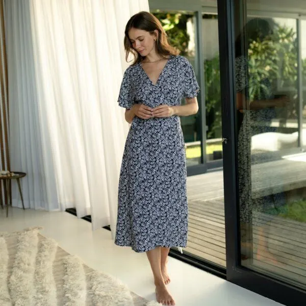 NORDLICHT NORDLICHT Wickelkleid Anni mit Blumenmuster aus 100% Ecovero, Blau, – Produktbild 1 von 4