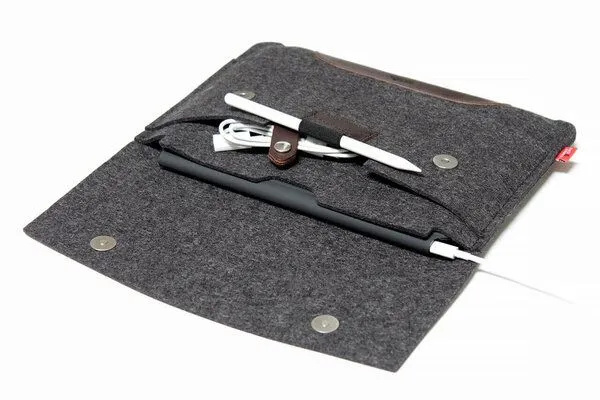 Pack & Smooch Pack & Smooch iPad Pro / Air 11", iPad Air 10.9" Merino Wollfilz Hülle Hampshire, Anthrazit-dunkelbraun, – Produktbild 7 von 8