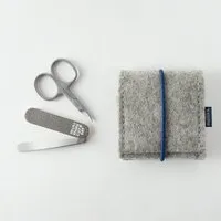 matilda k manufaktur matilda k. manufaktur mini-maniküre-set 'ella' aus Wollfilz mit Rundgummi-Verschluß in vielen Farben – Produktbild 1 von 1
