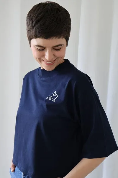 Kultgut Kultgut Artdesign- Biofair- Flausch Shirt im Boxistyle / Kleine Nachtlektüre, Dunkelblau, – Produktbild 2 von 4