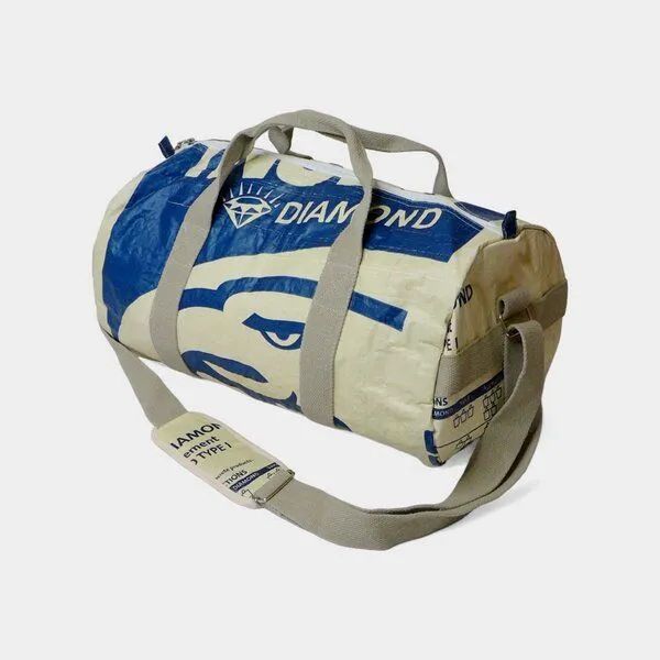 REFISHED fair fashion REFISHED fair fashion Tasche 'SPORTY BAG' - upcycelte Zementsäcke, #cement beige-blau, – Produktbild 1 von 3
