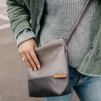 BOWLEANIES TASCHEN BOWLEANIES TASCHEN Umhängetasche aus Lederfaserstoff, Grau & dunkelgrau, – Produktbild 1 von 1