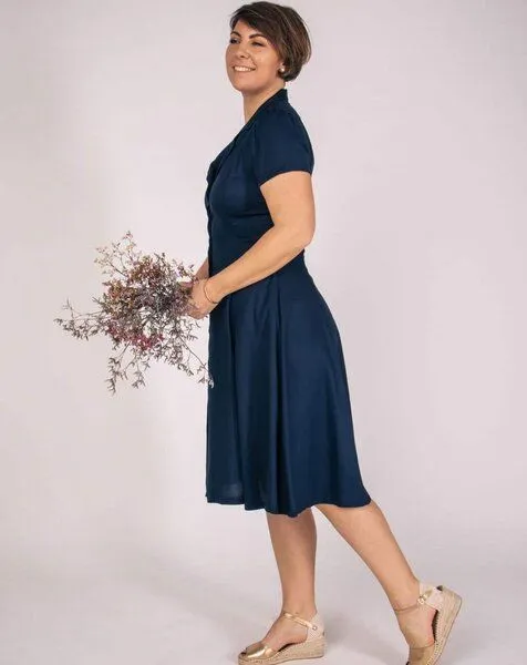 Aatise Aatise Zerna Hemdblusenkleid midi Länge aus 100% EcoVero, kurzarm, Blau, – Produktbild 3 von 4