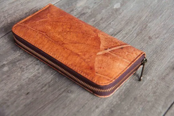 BY COPALA BY COPALA Portemonnaie aus recycelten Blättern / Nachhaltige vegane Brieftasche in orange - braun – Produktbild 2 von 7