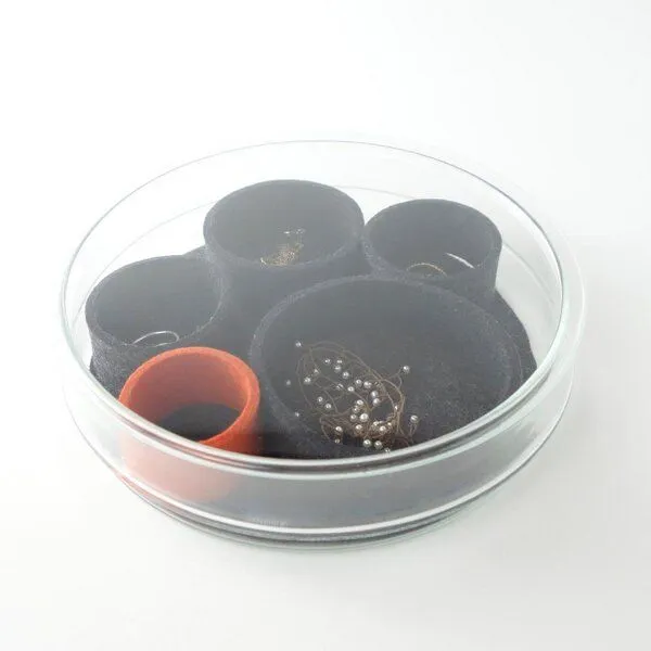 matilda k. manufaktur matilda k. manufaktur Schmuckaufbewahrung Schmuckschale 'luise' aus Glas mit Einsätzen aus Wollfilz, Anthrazit, – Produktbild 2 von 4
