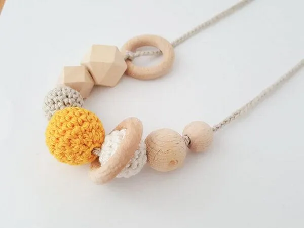 NoniKids Berlin Stillkette Mamakette Holz 10 Farben | Bio Baumwollgarn | NoniKids Berlin, Gelb grau, – Produktbild 1 von 2