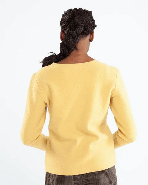 Alma & Lovis Alma & Lovis Pullover in Walkstoff aus reiner Bio-Wolle | Walk Sweater, Weizen (gelb), – Produktbild 4 von 4