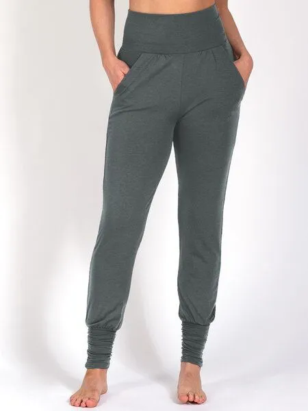 Magadi Magadi Yoga- und Wohlfühlhose Paula aus weichem Naturmaterial, mit Taschen, Grau (dark grey), – Produktbild 3 von 4