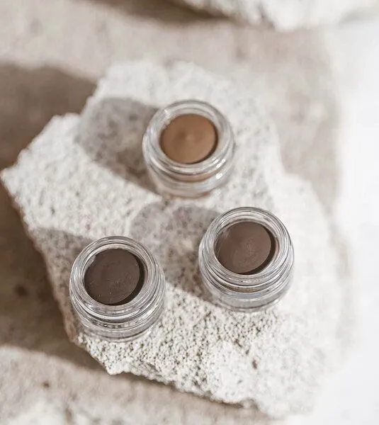 Uoga Uoga Uoga Uoga Cremige Augenbrauenpomade vegan, 797 pebbles & salt - hell, – Produktbild 2 von 4