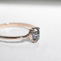 Eppi Eppi Verlobungsring mit Salt and Pepper Diamant in Birmenform Roisin – Produktbild 1 von 1