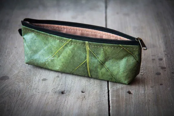 BY COPALA BY COPALA Federmappe Etui aus recycelten Blättern in grün, laminiert – Produktbild 5 von 5