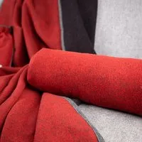 nahtur-design nahtur-design Nackenrolle aus Flauschloden mit Naturfüllung, Rot, – Produktbild 2 von 4