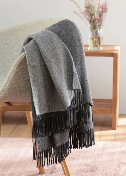 biederlack biederlack Plaid Wohndecke Fransenplaid im Doubleface-Look 100 % Wolle, 3 tolle Farben, Anthracite-grey, – Produktbild 1 von 3