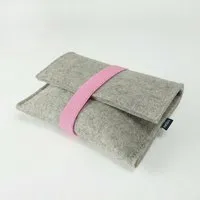 matilda k manufaktur matilda k. manufaktur Minimalistischer Kabel Organizer aus Wollfilz 'otto' in 2 Größen | passend zu Laptophülle 'max', Hellgrau, – Produktbild 1 von 4