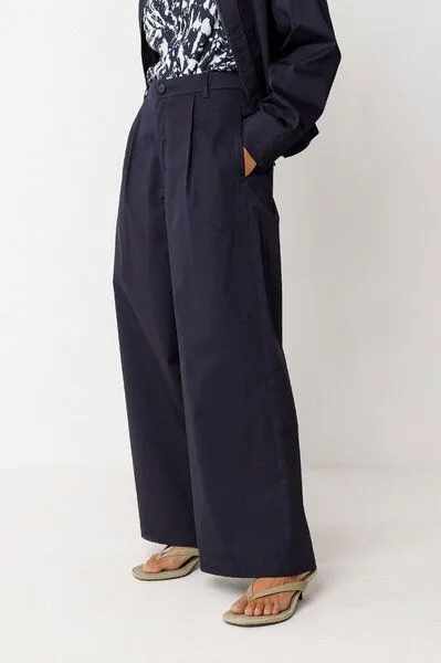 SKFK SKFK Lockere Bundfaltenhose "Ena" aus Biobaumwolle, Navy (blau), – Produktbild 2 von 4
