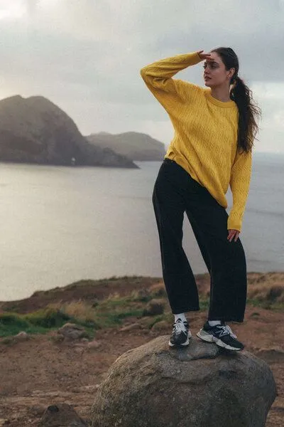 Kopyto Kopyto ORYX RWS – leichter Oversize-Pullover im Zopfmuster aus Merinowolle und Baumwolle, Gelb, – Produktbild 1 von 4
