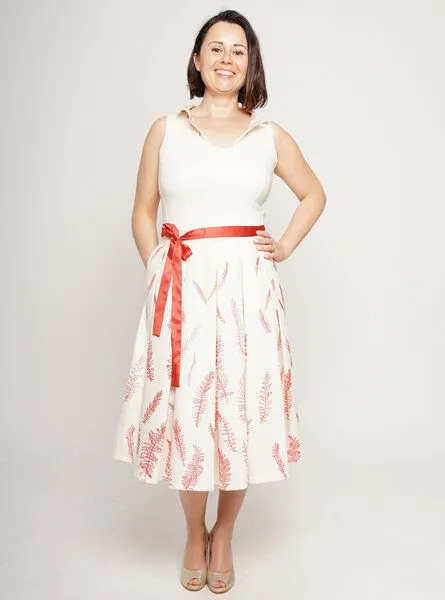 Peaces.bio - handbedruckte Biomode Peaces.bio - handbedruckte Biomode Sommerfestkleid Schafgarbe mit Kellerfalten – Produktbild 1 von 3