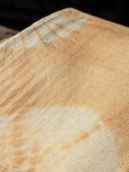 Wooliie Wooliie Handgefertigte Decke aus 100 % Merinowolle – pflanzlich gefärbt, Gold shibori (gelb), – Produktbild 2 von 3